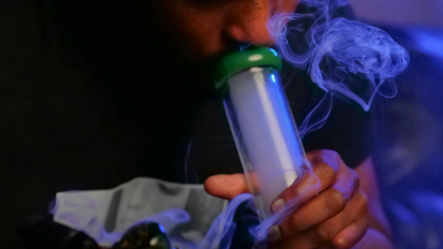 Polícia da Austrália é condenada a pagar R$ 36 mil após impedir homem de fumar maconha