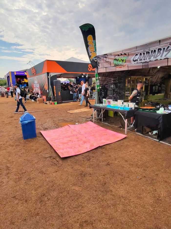 chuva-lama-apagoes-e-higiene-precaria-os-bastidores-da-edicao-comemorativa-de-10-anos-da-expo-head-grow Área com lama.