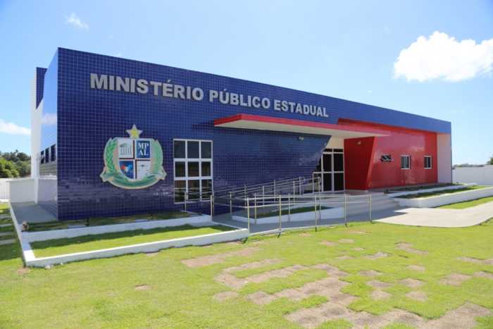 Sede do Ministério Público do Estado de Alagoas, em cores Azul e Vermelho com fachada em alto relevo com o nome no Ministério. 