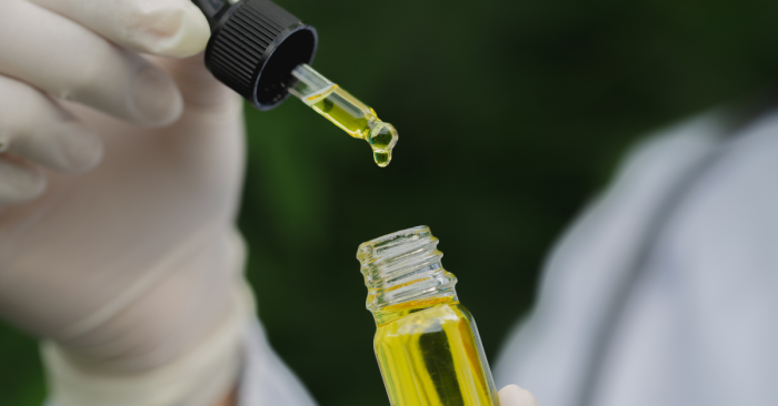 guerra-da-cannabis-no-judiciario-como-a-nova-diretriz-do-tjdft-fechou-as-portas-para-pacientes-do-sus óleo de CBD