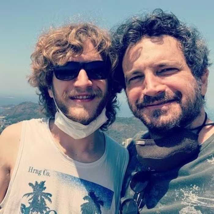 filho-de-ator-global-trabalha-com-cannabis-legalmente-no-canadá-e-defende-legalização-no-brasil Retrato de Bruno Ciocler com o pai, o ator Caco Ciocler, sorrindo para a câmera em ambiente informal.