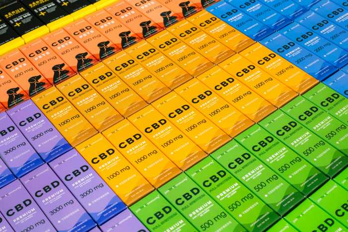 Caixas de CBD de diversas cores.