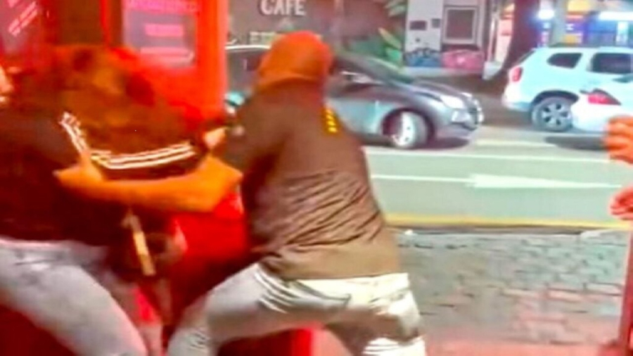 Mulher é agredida em bar de Curitiba após suspeita de uso de maconha