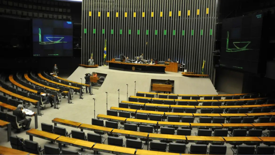 Deputados avançam em PL que multa porte e uso de entorpecentes