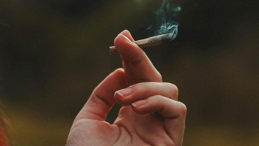 Jovem desmaia durante abordagem policial após ser flagrada fumando maconha em Cascavel