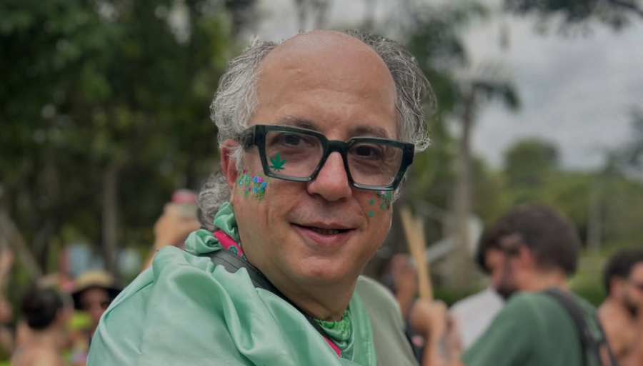 Dário 4e20 é multado por jingle sobre maconha publicado nas eleições de 2022